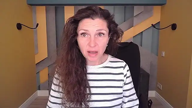 EllaLong online show from April 8, 2026, 11:32 am