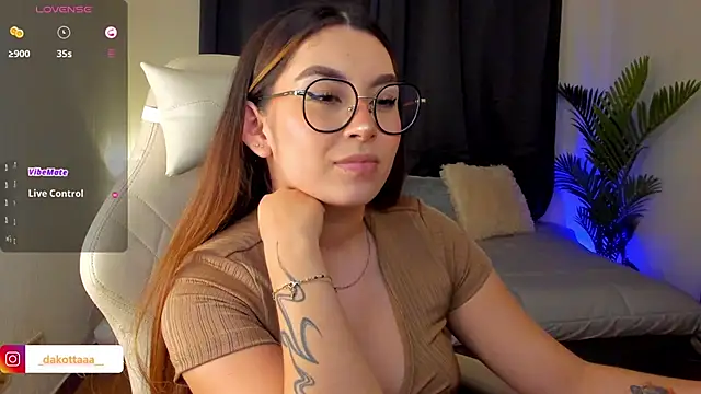 Snapshot of dakottaa_ chatting on October 1, 2025, 11:33 pm dakottaa online show from October 1, 2025, 11:33 pm