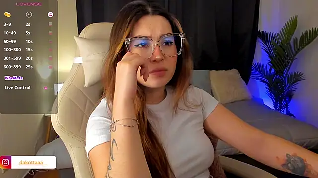 Snapshot of dakottaa_ chatting on November 6, 2025, 11:15 pm dakottaa online show from November 6, 2025, 11:15 pm