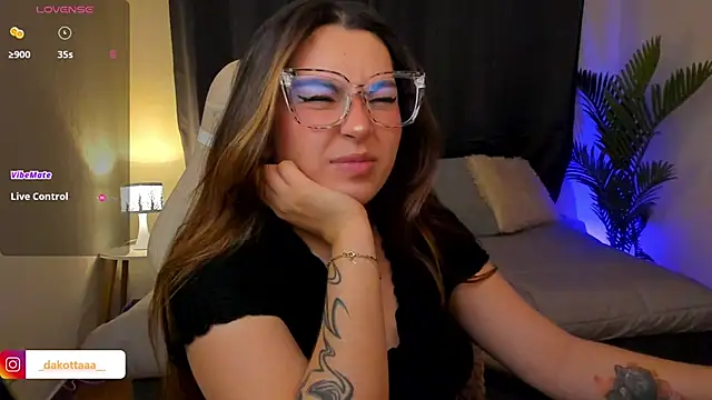 Snapshot of dakottaa_ chatting on December 3, 2025, 11:36 pm dakottaa online show from December 3, 2025, 11:36 pm