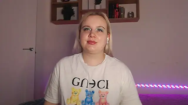 Karolina love  online show from November 21, 2025, 8:07 pm