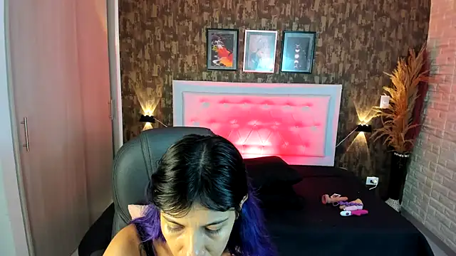 Snapshot of kitty__horny chatting on February 6, 2025, 10:48 am kitty horny online show from February 6, 2025, 10:48 am