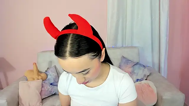 tinysara online show from March 21, 2025, 4:29 pm