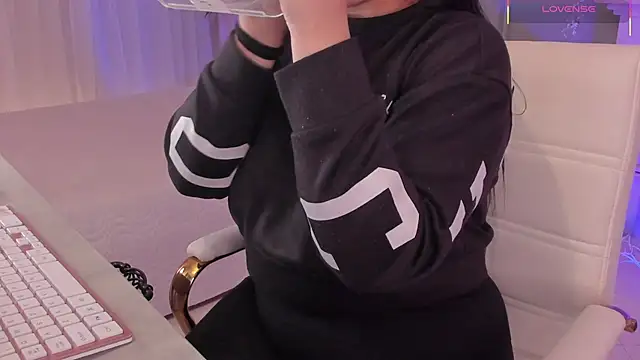 scarlet miller1 online show from November 7, 2025, 12:16 pm