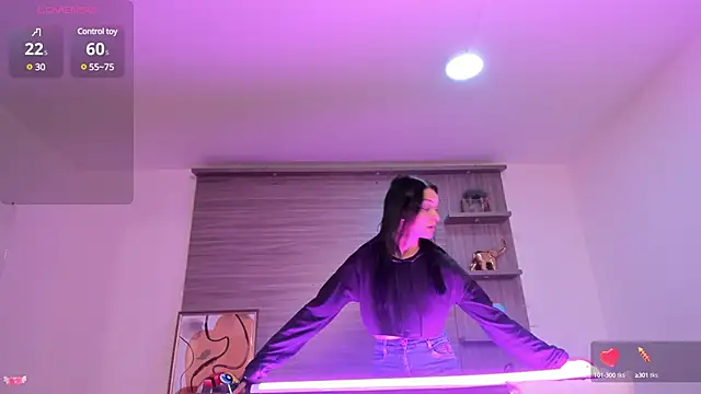 charlottewhitte online show from February 5, 2025, 11:02 am