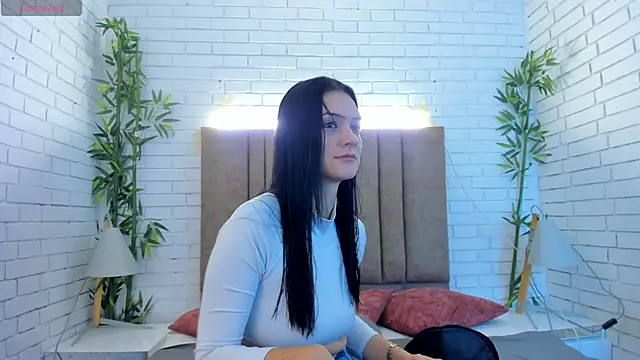 charlottewhitte online show from February 21, 2025, 11:22 am