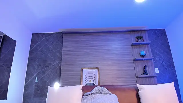 charlottewhitte online show from November 6, 2025, 11:33 am