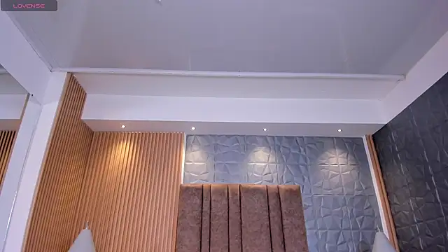 charlottewhitte online show from November 7, 2025, 1:11 pm