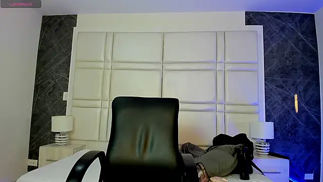 charlottewhitte online show from February 28, 2026, 7:04 pm