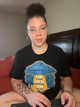 QueenNuttCollector online show from September 30, 2025, 2:44 pm