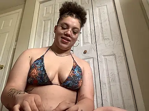 QueenNuttCollector online show from April 26, 2026, 6:38 pm