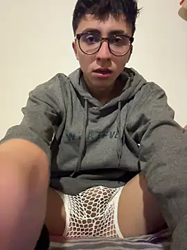 CamiRojas boy online show from November 10, 2025, 4:22 am