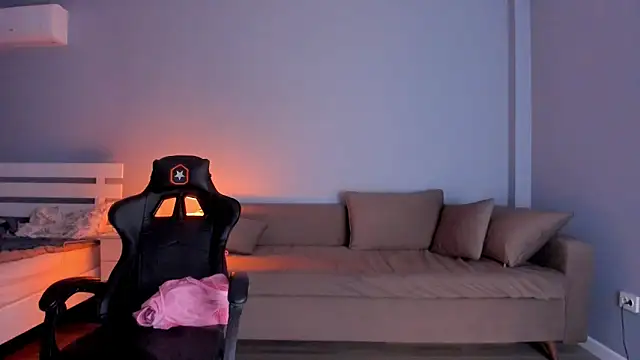 kawaii mia online show from March 10, 2025, 4:14 pm