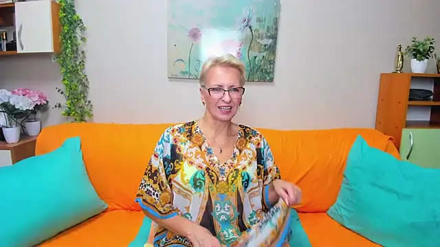 iamyourdream89 online show from October 6, 2025, 1:30 pm