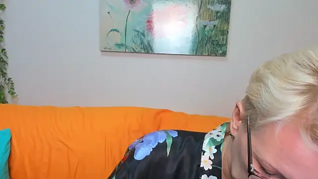 iamyourdream89 online show from October 18, 2025, 1:23 pm