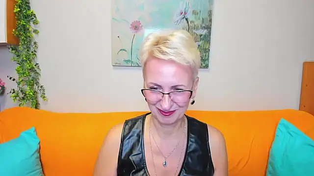 iamyourdream89 online show from November 4, 2025, 7:57 pm