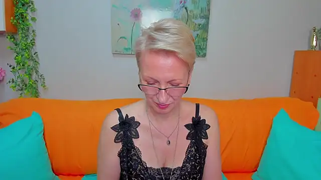 iamyourdream89 online show from April 21, 2026, 10:43 am