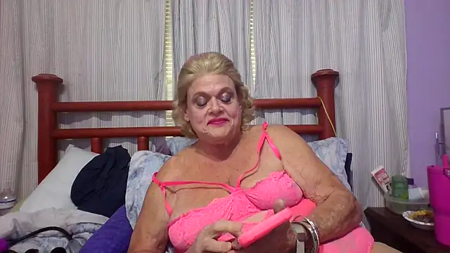 Snapshot of BigClitMelody chatting on October 3, 2025, 9:23 pm BigClitMelody online show from October 3, 2025, 9:23 pm