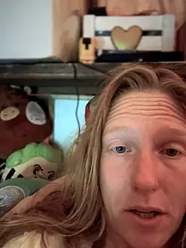 GoldenFlameGoddess online show from November 26, 2025, 3:35 pm