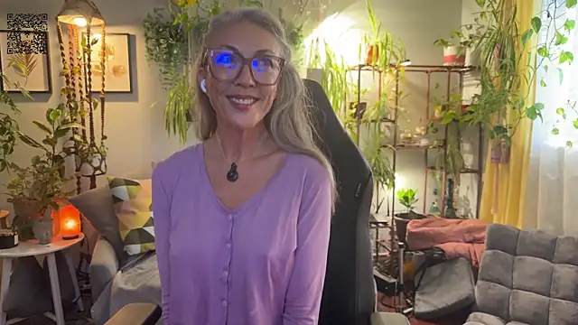 sunniedayz  online show from September 23, 2025, 4:10 pm