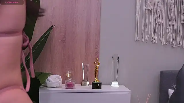 Molly Jons online show from October 5, 2025, 1:04 am