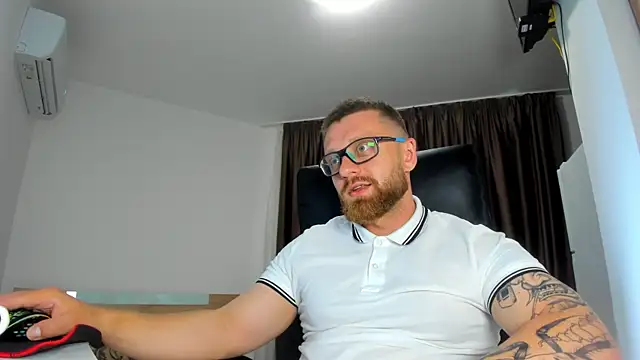 Snapshot of Findom_guy chatting on June 24, 2026, 5:23 pm Findom guy online show from June 24, 2026, 5:23 pm