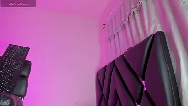 stephany doll  online show from March 4, 2026, 4:07 am