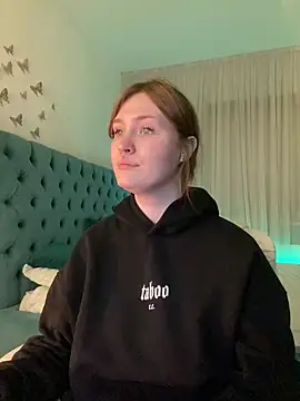  Chlo  e online show from March 3, 2025, 4:25 am