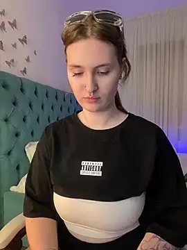  Chlo  e online show from March 13, 2025, 2:49 am