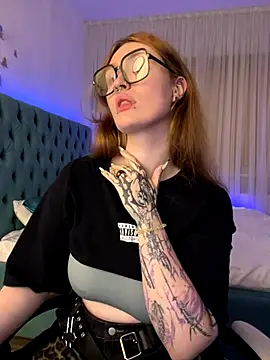  Chlo  e online show from October 11, 2025, 9:35 pm