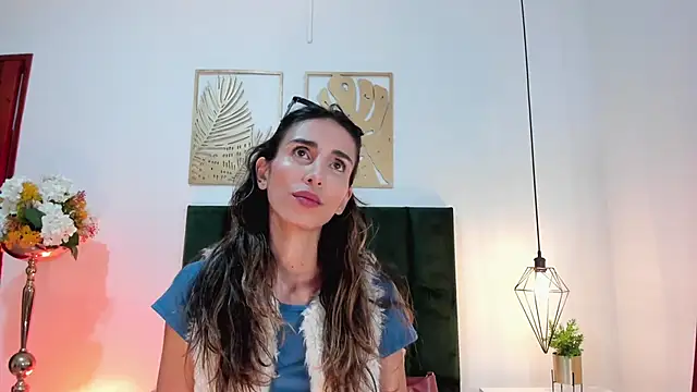 Nina Cavaali online show from December 31, 2024, 4:35 pm