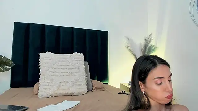 Nina Cavaali online show from January 28, 2025, 9:08 pm