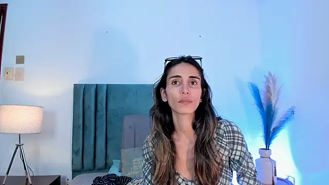 Nina Cavaali online show from February 10, 2025, 5:52 pm