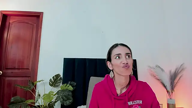 Nina Cavaali online show from March 7, 2025, 6:11 pm