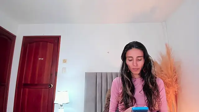 Nina Cavaali online show from March 18, 2025, 6:04 pm