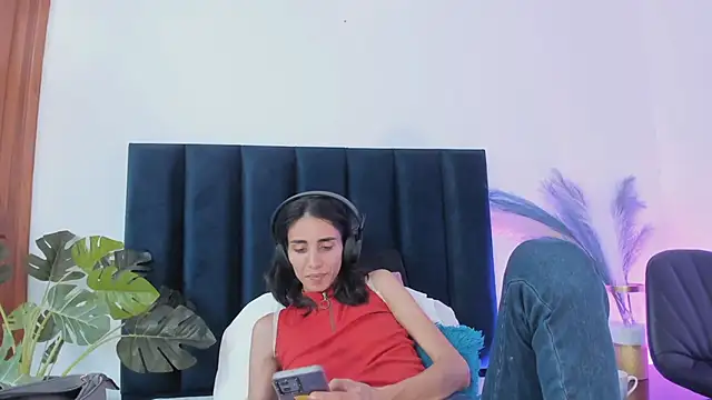 Nina Cavaali online show from September 12, 2025, 6:30 pm