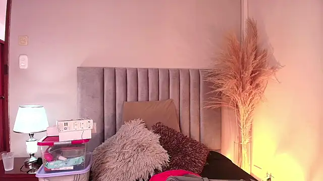 Nina Cavaali online show from September 19, 2025, 6:19 pm