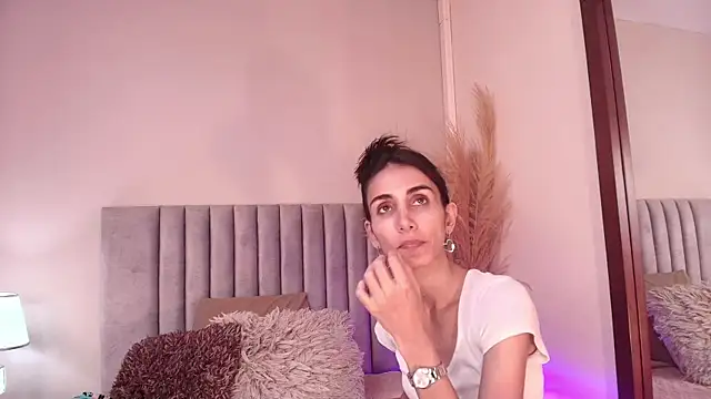 Nina Cavaali online show from September 25, 2025, 6:22 pm