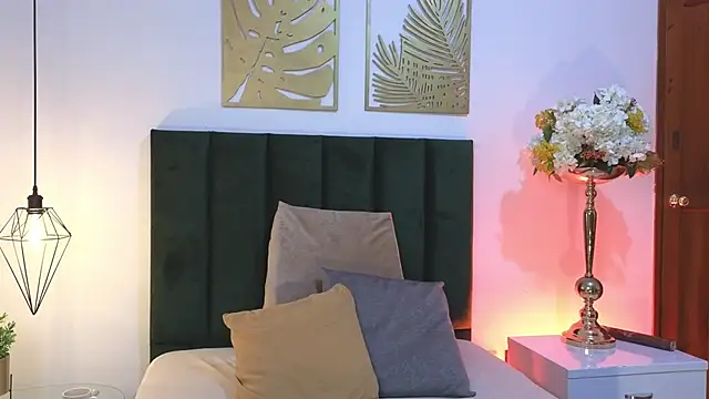 Nina Cavaali online show from September 29, 2025, 2:33 pm