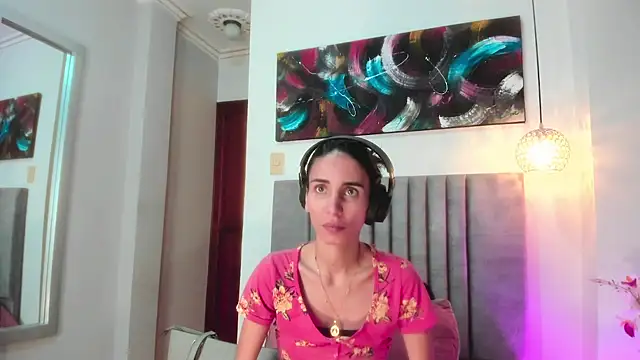 Nina Cavaali online show from October 5, 2025, 2:26 pm