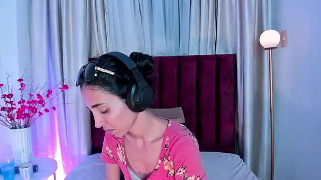 Nina Cavaali online show from October 9, 2025, 6:28 pm