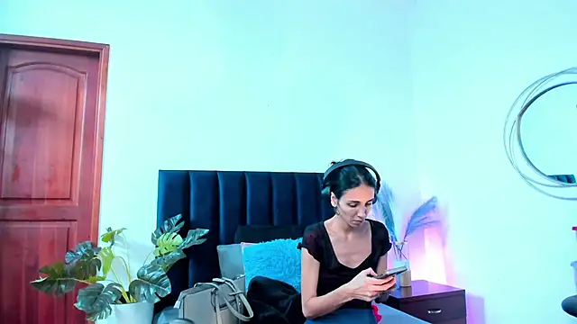 Nina Cavaali online show from October 10, 2025, 6:18 pm