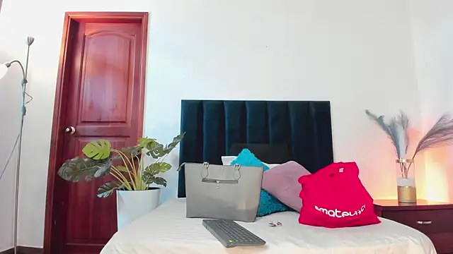 Nina Cavaali online show from October 15, 2025, 6:19 pm