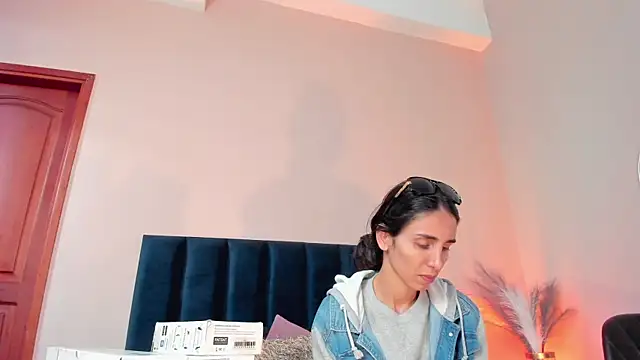 Nina Cavaali online show from October 21, 2025, 6:19 pm