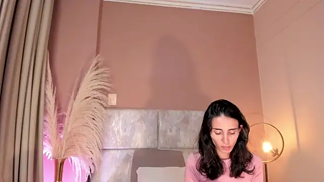 Nina Cavaali online show from November 4, 2025, 6:18 pm