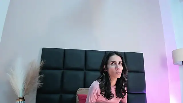 Nina Cavaali online show from November 12, 2025, 6:08 pm