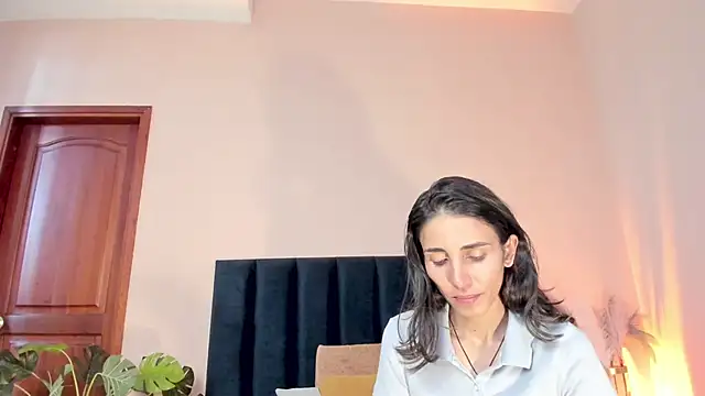 Nina Cavaali online show from November 17, 2025, 6:24 pm