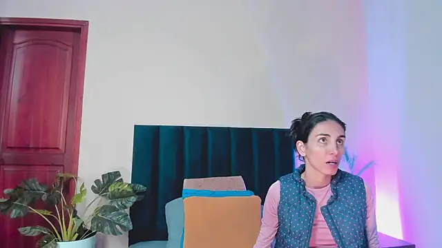 Nina Cavaali online show from November 28, 2025, 6:21 pm