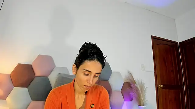 Nina Cavaali online show from November 30, 2025, 2:32 pm