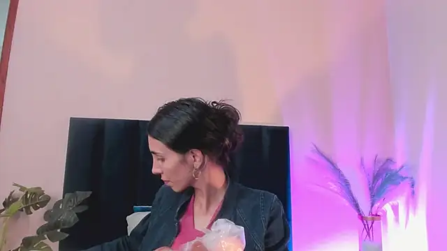 Nina Cavaali online show from December 5, 2025, 6:15 pm